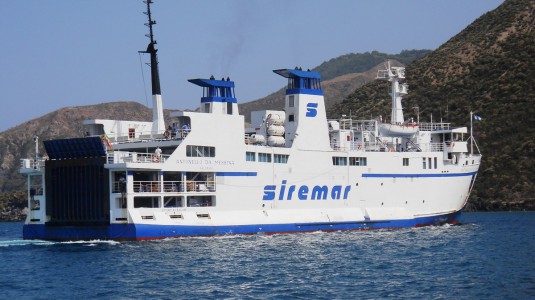 Ustica, il traghetto da Palermo finisce sugli scogli: paura ma nessun ferito